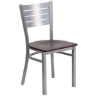 Flash Furniture – Chaise de restaurant en acier à traverses horizontales, argenté, siège en acajou, (XUDG60401MAHW)-Capacité de poids de 500 lb