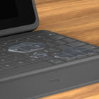 Logitech Rugged Folio - Étui clavier de protection pour iPad (7e, 8e et 9e générations) - Graphite-Une fermeture magnétique maintient l'étui bien fermé lorsqu'il n'est pas utilisé pour protéger l'écran de votre iPad (7e, 8e et 9e générations).