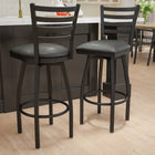 Flash Furniture – Tab. de bar pivotant Hercules en métal noir, dossier à traverses horizontales, assise en vinyle noir, 2/pqt-Finition du cadre enduit en poudre noire