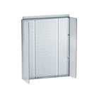 Azar Displays – Panneau perforé transparent avec ailes, 16 larg. x 20,25 haut. (po) (700357-CLR)-Comprend une bande porte-affiche en acrylique et deux ailes en plastique transparent de 3 po de largeur sur les côtés