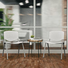 Chaise empilable en plastique blanc de la série HERCULES, capacité de 880 lb avec cadre enduit de poudre grise titane-Conception pour un usage commercial