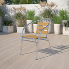 Chaise empilable de restaurant commerciale d'intérieur-extérieur en aluminium avec dossier à trois lattes en faux teck-Patins glisseurs en plastique protecteurs de plancher