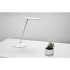 Lampe de travail Humanscale Horizon 2.0-Horizon 2.0 offre une lumière plus lumineuse et plus réaliste que son prédécesseur. Ultra large et sans éblouissement, ce faisceau projette une seule ombre sur une surface de travail et élimine le besoin d'un éclairage de tâche supplémentaire.