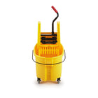 Rubbermaid Wavebrake 26/35 Quart seau et essoreuse Downpress Combo, jaune-Le bec verseur empêche l'eau de se répandre sur les sols tout en vidant l'eau sale, afin que les sols restent secs et sûrs.