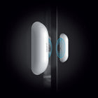 Capteur Wi-Fi intelligent pour portes et fenêtres Geeni - paquet de 2, blanc-Il se connecte à votre réseau Wi-Fi pour envoyer instantanément des alertes à votre smartphone dès qu'il détecte qu'une armoire ou un point d'entrée auquel il est connecté est ouvert