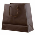 Jam Paper - Sacs-cadeaux trapézoïdaux mats avec poignées en corde - 7 1/2 po x 4 po x 8 1/4 po - Brun chocolat - paquet de 96-Nos sacs cadeaux ont une poignée en corde souple qui ajoute une touche de classe
