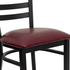 Flash Furniture - Chaise de restaurant de la série HERCULES en métal noir avec dossier échelle - siège en vinyle bourgogne-Barre d'appui courbée