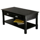 Winsome – Table basse Timber, tiroirs/tablette, noir-Deux tiroirs de rangement et une tablette ouverte; côtés fermés et pattes simples sculptées
