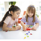 Educational Insights - Pete le chat®, j'aime mon jeu de chaussures blanches-Comprend : 4 planches Pete the Cat, randomiseur de couleur de guitare en plastique, 16 jetons colorés et plateau de jeu.