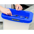 Boîte de rangement portable en plastique au format lettre Bankers Box-Le couvercle comprend un compartiment de rangement pratique. Les poignées confortables et le couvercle verrouillable facilitent leur transport sécurisé.